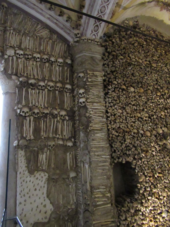 De knekelzaal in de kerk van Ossos in Evora